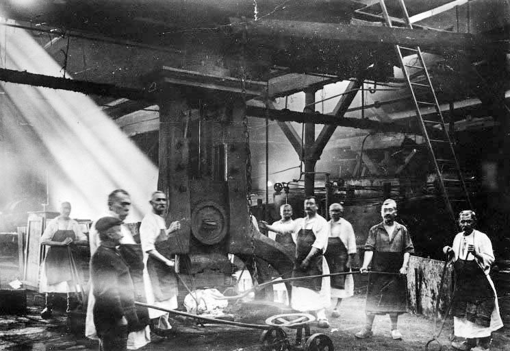 Le cinglage de la dernière loupe de fonte au bois. © Yves  Sancey (reproduction) / Région Bourgogne-Franche-Comté, Inventaire du patrimoine - 1981