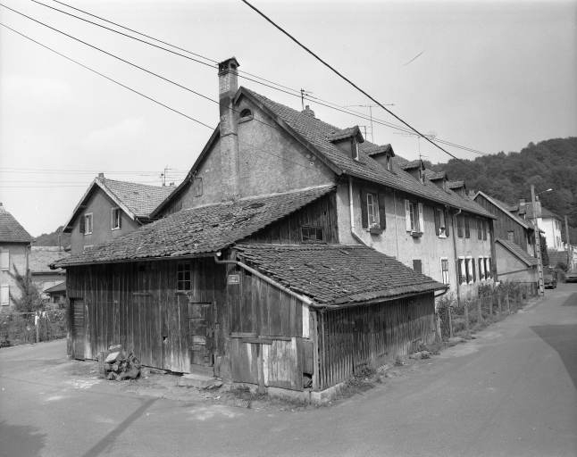 Caserne (15 logements) 4 rue de la Promenade en 1981, aujourd'hui détruite. © Yves Sancey / Région Bourgogne-Franche-Comté, Inventaire du patrimoine - 1981