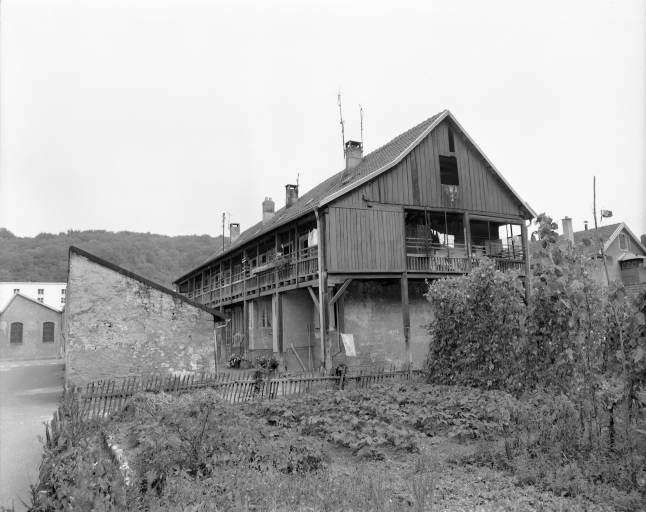 Vue de trois quarts depuis le nord-ouest en 1981. © Yves Sancey / Région Bourgogne-Franche-Comté, Inventaire du patrimoine - 1981