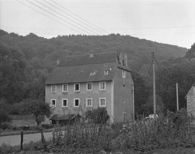 Logement ouvrier vu de trois quarts en 1981. © Yves Sancey / Région Bourgogne-Franche-Comté, Inventaire du patrimoine - 1981