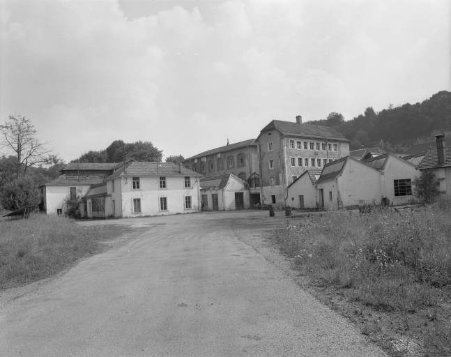 Vue de trois quarts arrière des ateliers en 1981. © Yves Sancey / Région Bourgogne-Franche-Comté, Inventaire du patrimoine - 1981 Vue de trois quarts arrière des ateliers en 1981. © Yves Sancey / Région Bourgogne-Franche-Comté, Inventaire du patrimoine - 1981