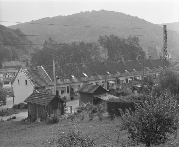 Logement ouvrier. Vue de trois quarts arrière en 1981. © Yves Sancey / Région Bourgogne-Franche-Comté, Inventaire du patrimoine - 1981