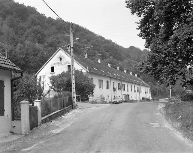 Logement ouvrier. Façade antérieure vue de trois quarts en 1981. © Yves Sancey / Région Bourgogne-Franche-Comté, Inventaire du patrimoine - 1981