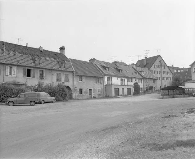 Maison de direction et logements ouvriers au sud de l'usine en 1981. © Yves Sancey / Région Bourgogne-Franche-Comté, Inventaire du patrimoine - 1981