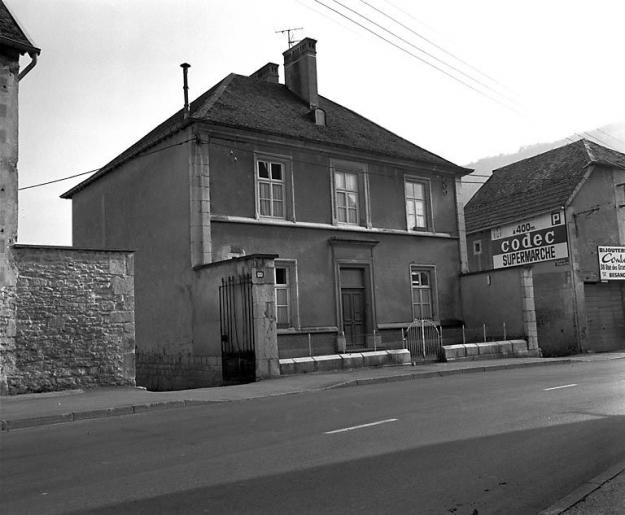 Façade antérieure et face latérale gauche. © Yves Sancey / Région Bourgogne-Franche-Comté, Inventaire du patrimoine - 1981
