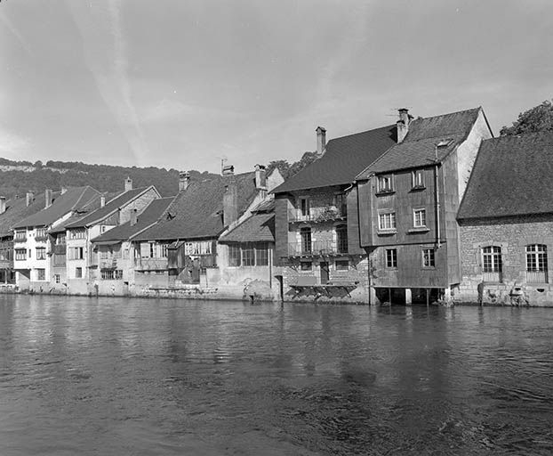 Façades postérieures des maisons de la place Gustave Courbet depuis la passerelle. © Yves Sancey / Région Bourgogne-Franche-Comté, Inventaire du patrimoine - 1981