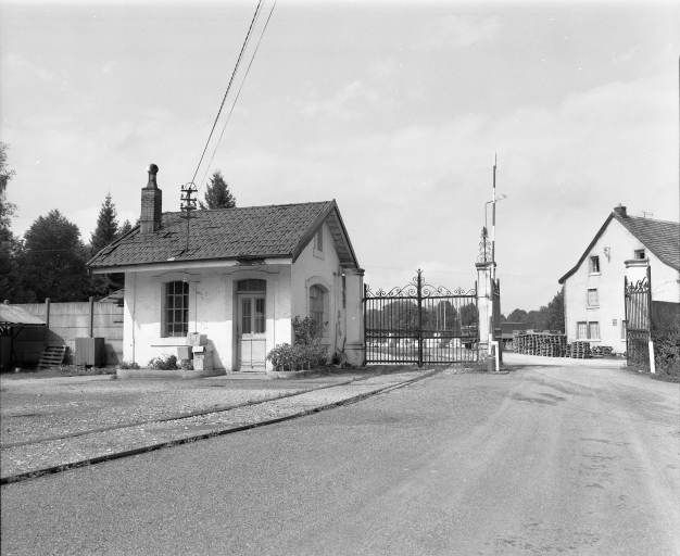 Loge du portier et entrée de l'usine en 1981. © Yves Sancey / Région Bourgogne-Franche-Comté, Inventaire du patrimoine - 1981