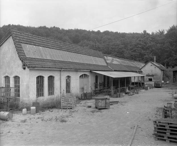 Façades est des ateliers (outillage, inox) et bâtiment des compresseurs en 1981. © Yves Sancey / Région Bourgogne-Franche-Comté, Inventaire du patrimoine - 1981