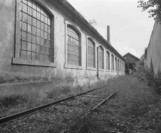 Façade sud de l'atelier de fabrication (pots à lait et fûts à bière) en 1981. © Yves Sancey / Région Bourgogne-Franche-Comté, Inventaire du patrimoine - 1981
