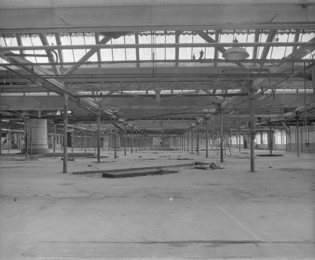 Intérieur de l'atelier d'émaillerie en 1981. © Yves Sancey / Région Bourgogne-Franche-Comté, Inventaire du patrimoine - 1981