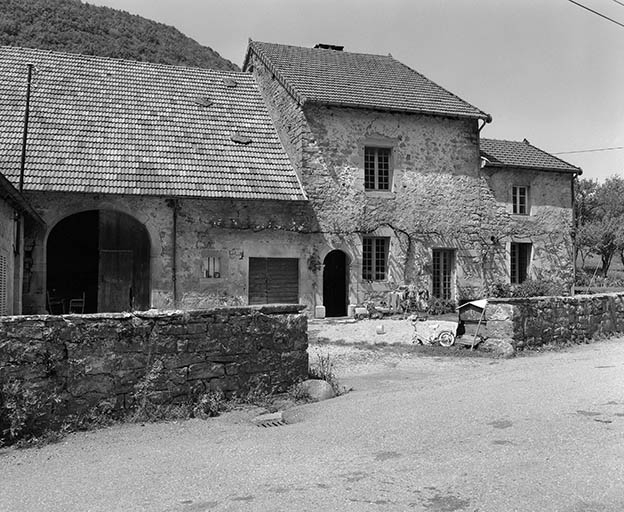 Façade antérieure vue de trois quarts gauche. © Yves Sancey / Région Bourgogne-Franche-Comté, Inventaire du patrimoine - 1981