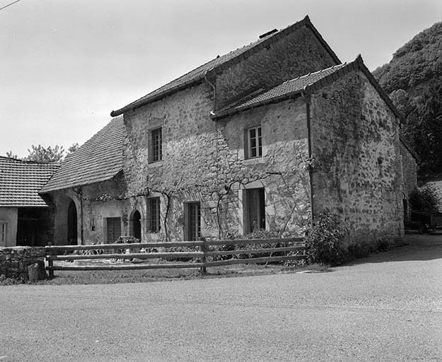 Façade antérieure vue de trois quarts droit. © Yves Sancey / Région Bourgogne-Franche-Comté, Inventaire du patrimoine - 1981
