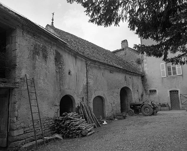 Dépendances : élévation sur cour de trois quarts. © Yves Sancey / Région Bourgogne-Franche-Comté, Inventaire du patrimoine - 1981