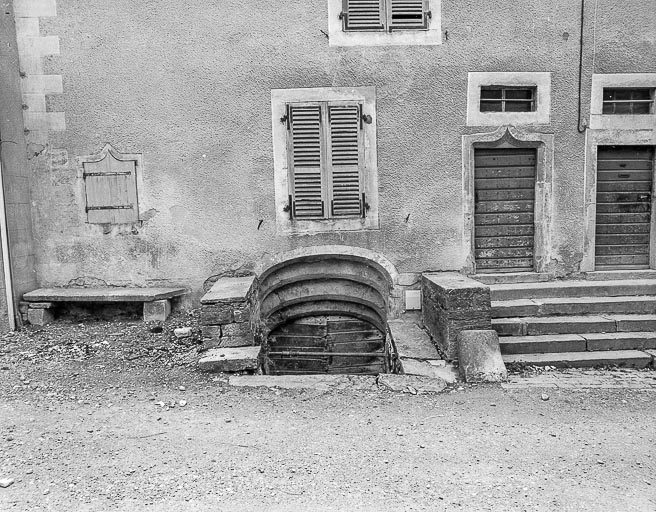 Maison située rue de l'Eglise : porte de cave. © Yves Sancey / Région Bourgogne-Franche-Comté, Inventaire du patrimoine - 1981