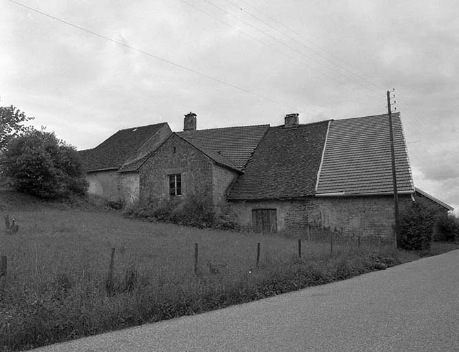 Façade postérieure avec les deux fermes voisines © Yves Sancey / Région Bourgogne-Franche-Comté, Inventaire du patrimoine - 1981