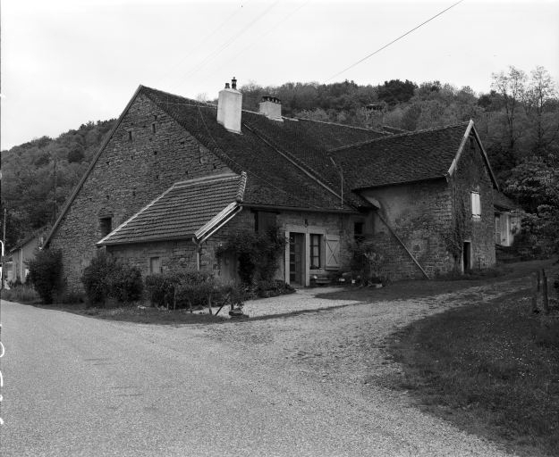 Façade antérieure, vue de trois quarts avec la ferme située à sa gauche. © Yves Sancey / Région Bourgogne-Franche-Comté, Inventaire du patrimoine - 1981