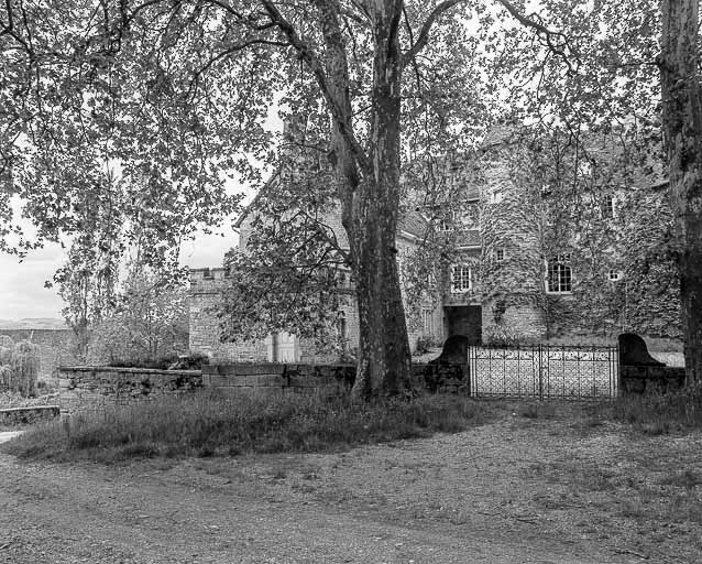 Façade sur cour et portail d'entrée. © Yves Sancey / Région Bourgogne-Franche-Comté, Inventaire du patrimoine - 1981