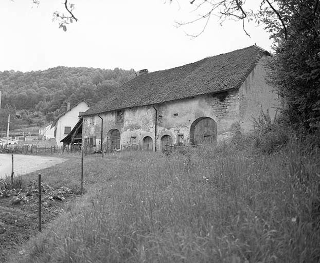 Façade antérieure : vue de trois quarts droit. © Yves Sancey / Région Bourgogne-Franche-Comté, Inventaire du patrimoine - 1981