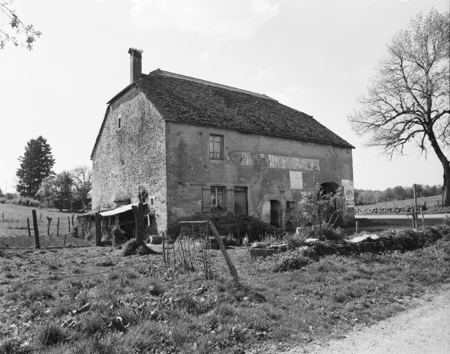 Façade antérieure, vue de trois quarts. © Yves Sancey / Région Bourgogne-Franche-Comté, Inventaire du patrimoine - 1981