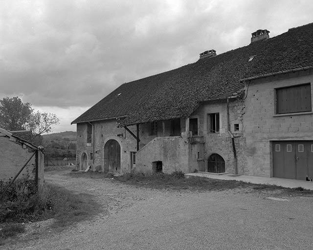 Façade antérieure, vue de trois quarts droit. © Yves Sancey / Région Bourgogne-Franche-Comté, Inventaire du patrimoine - 1981