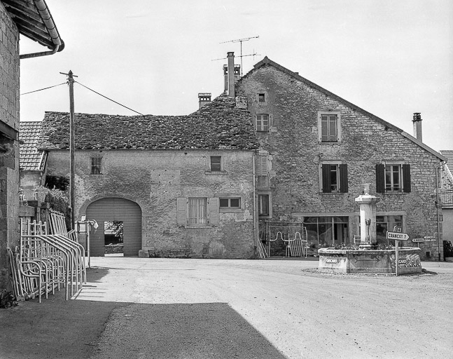 Ferme cadastrée 1957 A1 134 située place de l'Eglise : vue d'ensemble. © Yves Sancey / Région Bourgogne-Franche-Comté, Inventaire du patrimoine - 1981
