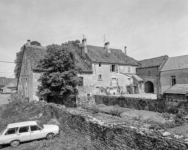 Ferme cadastrée 1957 A1 134 située place de l'Eglise : façades sur cour. © Yves Sancey / Région Bourgogne-Franche-Comté, Inventaire du patrimoine - 1981