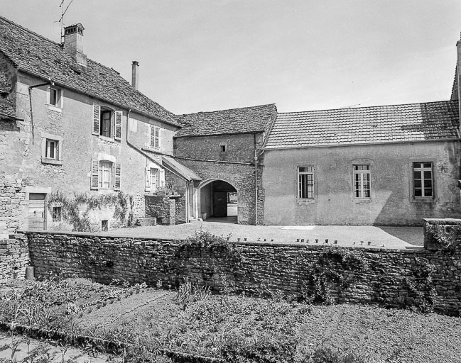 Ferme cadastrée 1957 A1 134 située place de l'Eglise : façades sur cour et façade postérieure de l'école. © Yves Sancey / Région Bourgogne-Franche-Comté, Inventaire du patrimoine - 1981