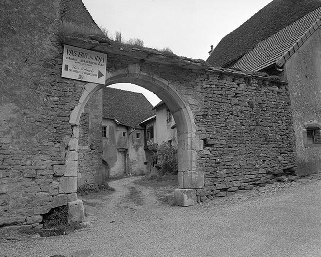 Façade sud : portail d'entrée de la cour. © Yves Sancey / Région Bourgogne-Franche-Comté, Inventaire du patrimoine - 1981