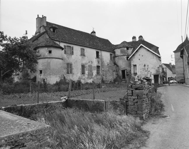 Façade ouest. © Yves Sancey / Région Bourgogne-Franche-Comté, Inventaire du patrimoine - 1981