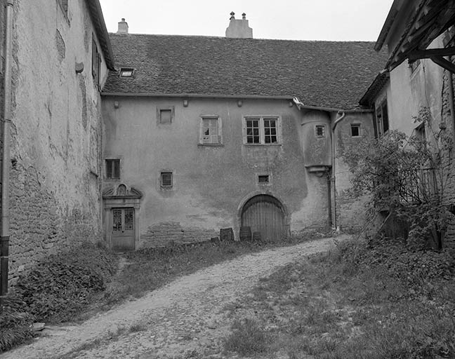 Cour côté nord. © Yves Sancey / Région Bourgogne-Franche-Comté, Inventaire du patrimoine - 1981