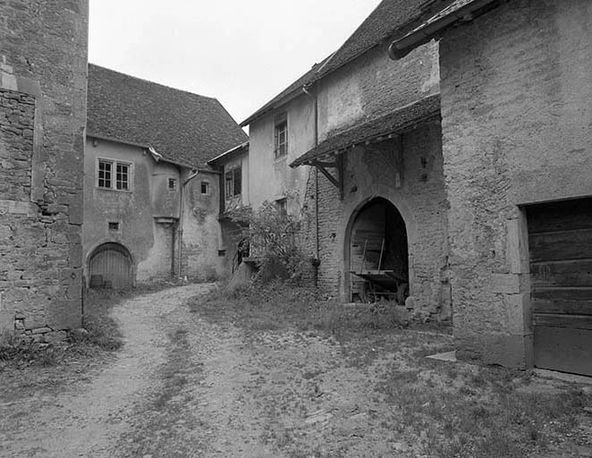 Cour côtés nord et est. © Yves Sancey / Région Bourgogne-Franche-Comté, Inventaire du patrimoine - 1981