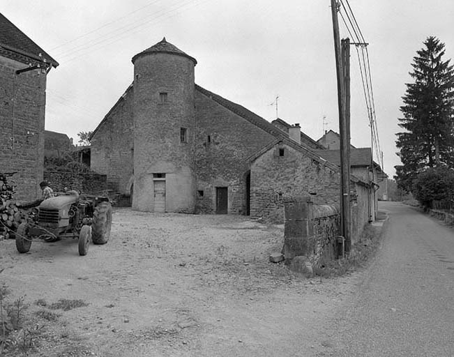 Façade sur la cour. © Yves Sancey / Région Bourgogne-Franche-Comté, Inventaire du patrimoine - 1981