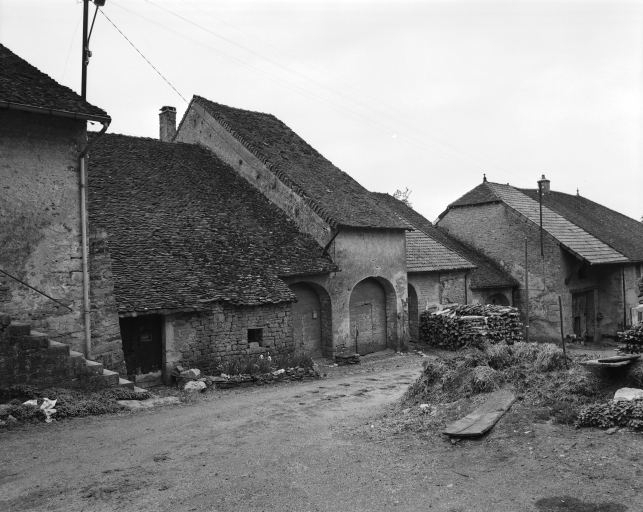 Vue de trois quarts gauche depuis le chemin des Vignes. © Yves Sancey / Région Bourgogne-Franche-Comté, Inventaire du patrimoine - 1981