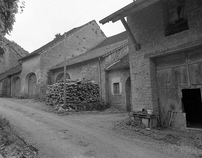 Vue de trois quarts droit depuis le chemin des Vignes. © Yves Sancey / Région Bourgogne-Franche-Comté, Inventaire du patrimoine - 1981