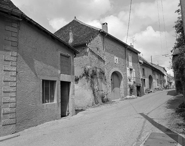 Façade antérieure, vue de trois quarts gauche. © Yves Sancey / Région Bourgogne-Franche-Comté, Inventaire du patrimoine - 1981