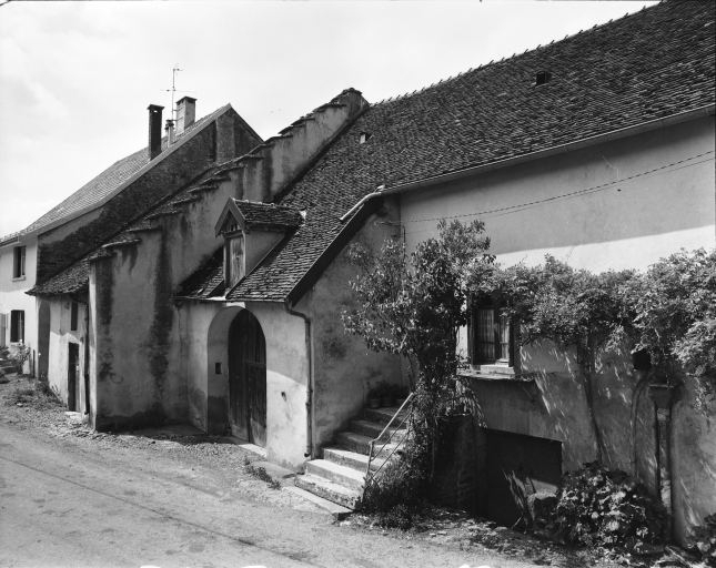 Façade antérieure vue de trois quarts droit. © Yves Sancey / Région Bourgogne-Franche-Comté, Inventaire du patrimoine - 1981
