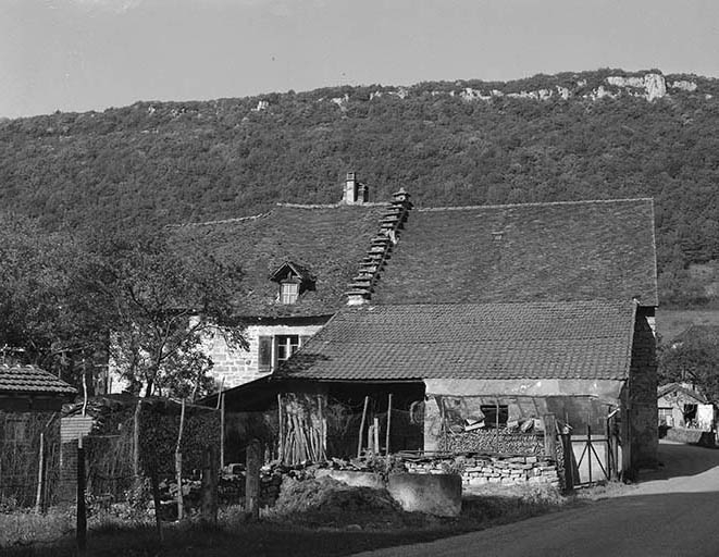 Façade postérieure. © Yves Sancey / Région Bourgogne-Franche-Comté, Inventaire du patrimoine - 1981