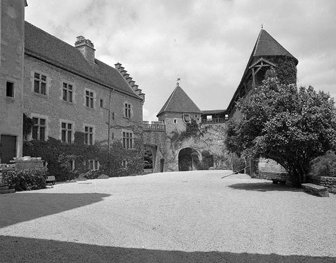 Vue générale de la cour intérieure. © Yves Sancey / Région Bourgogne-Franche-Comté, Inventaire du patrimoine - 1981