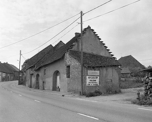 Façade antérieure vue de trois quarts droit. © Yves Sancey / Région Bourgogne-Franche-Comté, Inventaire du patrimoine - 1981