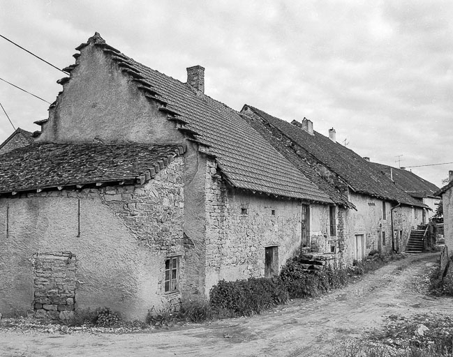 Façade postérieure vue de trois quarts gauche. © Yves Sancey / Région Bourgogne-Franche-Comté, Inventaire du patrimoine - 1981