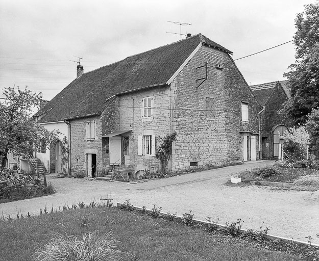 Façades antérieure et latérale droite. © Yves Sancey / Région Bourgogne-Franche-Comté, Inventaire du patrimoine - 1981