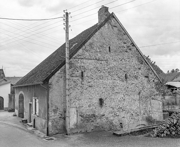 Façades antérieure et latérale droite. © Yves Sancey / Région Bourgogne-Franche-Comté, Inventaire du patrimoine - 1981