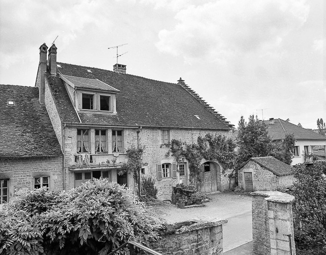 Ferme située rue du Presbytère : vue d'ensemble. © Yves Sancey / Région Bourgogne-Franche-Comté, Inventaire du patrimoine - 1981