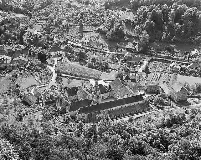 Vue générale depuis le relais de T.V. de Granges-sur-Baume. © Dominique Dominguez / Région Bourgogne-Franche-Comté, Inventaire du patrimoine - 1981