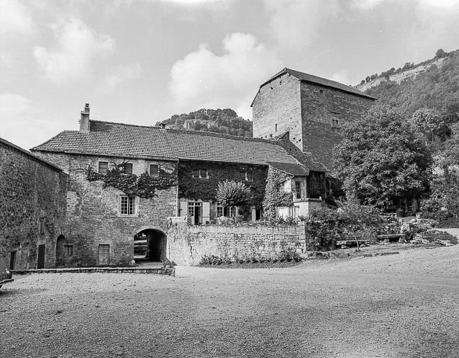Bâtiment d'entrée et donjon : façades sur la grande cour. © Dominique Dominguez / Région Bourgogne-Franche-Comté, Inventaire du patrimoine - 1981