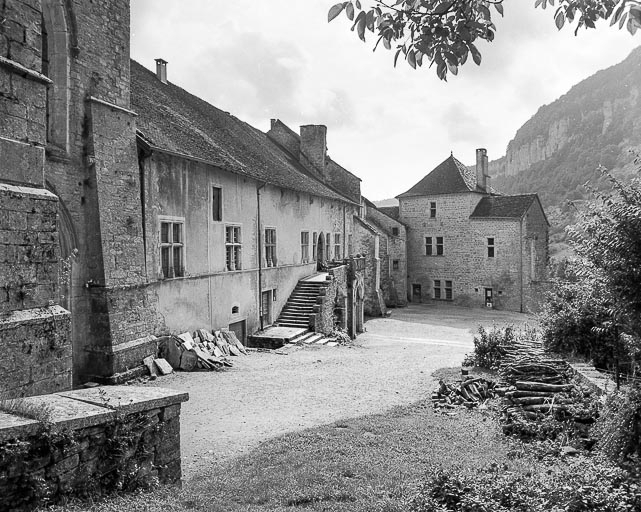Quartier abbatial : élévation sur la grande cour, partie droite. © Dominique Dominguez / Région Bourgogne-Franche-Comté, Inventaire du patrimoine - 1981