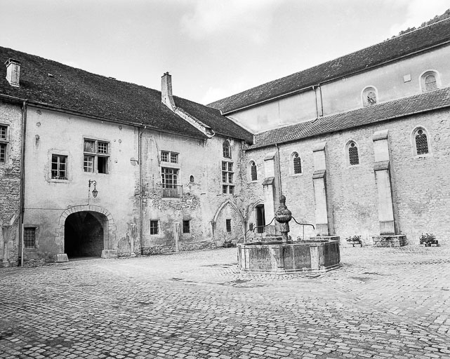 Cour du cloître : angle nord-est. © Dominique Dominguez / Région Bourgogne-Franche-Comté, Inventaire du patrimoine - 1981