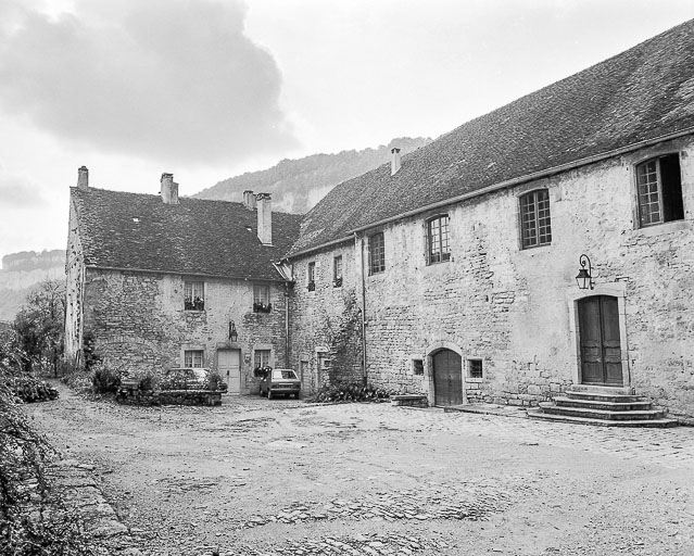 Angle sud-ouest de la cour des chamoines. © Dominique Dominguez / Région Bourgogne-Franche-Comté, Inventaire du patrimoine - 1981