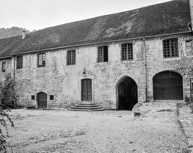 Côté ouest de la cour des chanoines. © Dominique Dominguez / Région Bourgogne-Franche-Comté, Inventaire du patrimoine - 1981