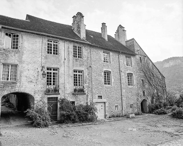 Côté est de la cour des chanoines. © Dominique Dominguez / Région Bourgogne-Franche-Comté, Inventaire du patrimoine - 1981